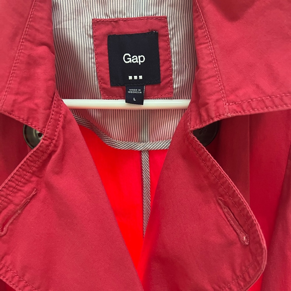 Great condition Gap Women’s size Large mid-length trench coat, Nantucket Red